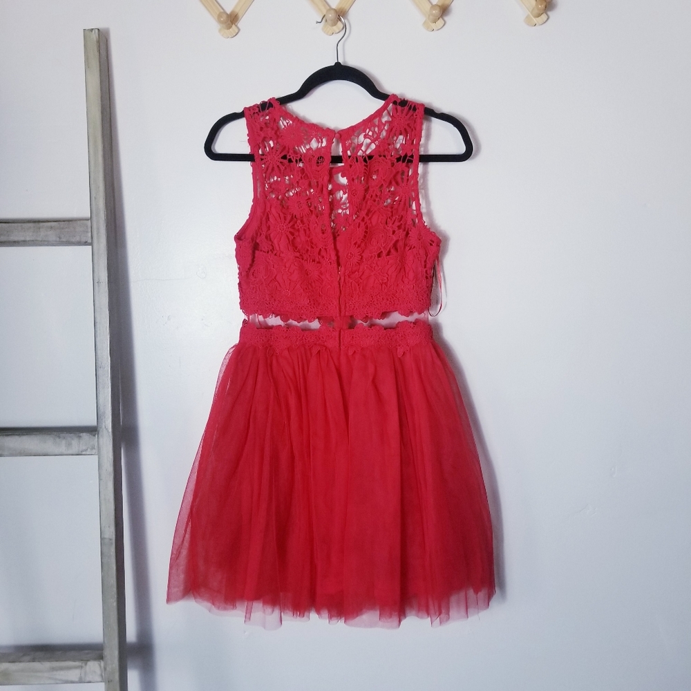 MANIJU RED FORMAL DRESS SIZE MEDIUM - Picture 2 of 16